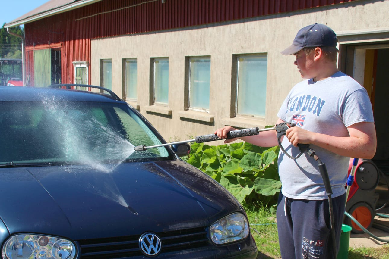 Yrityksen perustaminen kävi Nikulan mukaan jouhevasti, sillä lähes kaikki toimintaan tarvittava löytyi jo valmiiksi kotitilalta: oli autotalli sekä koneet ja laitteet.
