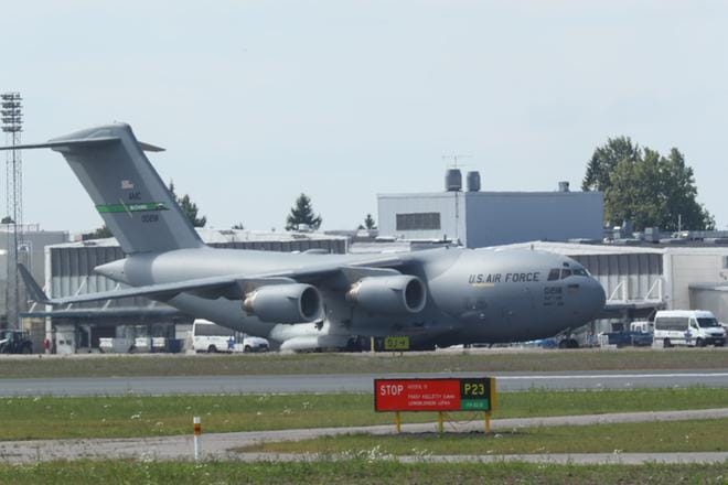 Boeing C-17 Globemaster -rahtikone laskeutui torstaina Helsinki-Vantaan lentokentälle. KUVA: Mauri Ratilainen / Compic.