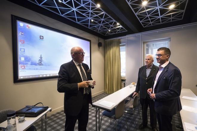 Suomen konsulikunnan ensimmäistä Vaasan-vierailua isännöi Viron Vaasan kunniakonsuli Pekka Haapanen. (oik). Kunniapääkonsuli Harry Blässar (keskellä) on joukon vanhin, kunniapääkonsuli Wille Eerola toimii myös sihteerinä. KUVAT: JARNO PELLINEN