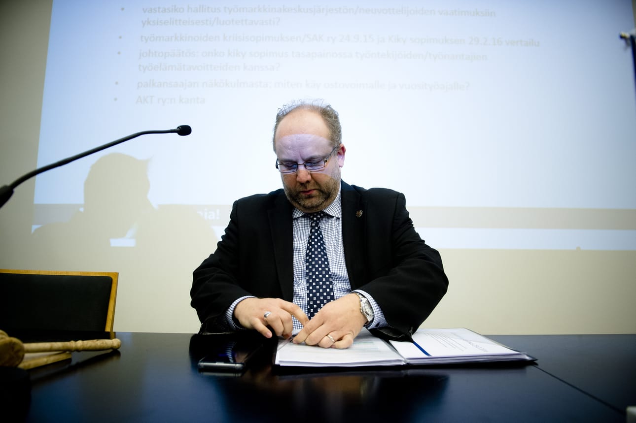 AKT:n puheenjohtaja Marko Piirainen piti tiedotustilaisuuden Hakaniemessä perjantaina.