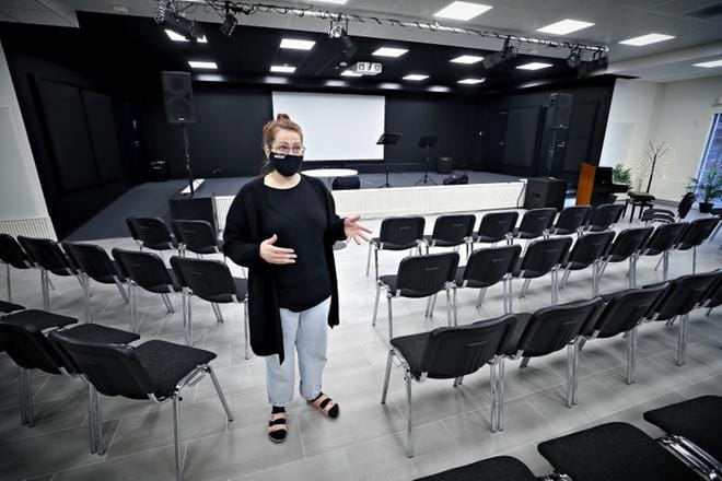 Kristillisen Suvikello-päiväkodin johtaja Suvi Korhonen vetää Krase ry:n kouluhanketta. Koululle on suunniteltu tiloja Valkea-rakennuksesta, jossa toimii tällä hetkellä päiväkodin lisäksi Vapaaseurakunta ja lounasruokala. Ensimmäisessä kerroksessa on kokous- ja juhlasali-tiloja, jotka ovat muunnettavissa opetuskäyttöön. KUVA: TOMI KOSONEN