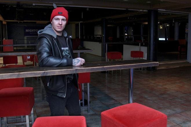 – Olemme saaneet tiukassa tilanteessamme lisämaksuaikaa vuokraamme. Siitä ei ole kuitenkaan oikein avuksi, sillä se vain siirtää ongelmiamme eteenpäin. Joillakin paikkakunnilla ravintolat ovat saaneet vuokriaan jopa anteeksi riippumatta siitä, toimivatko ne kaupungin tai yksityisen omistamissa tiloissa, toteaa Kauhavalla sijaitsevan Hotel & Nightclub Susihukka Oy:n toimitusjohtaja Jarkko Orava. KUVA: MIA KÄRKKÄINEN