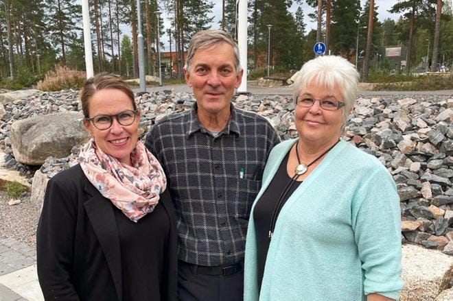 Ähtärin valtuusto valitsi puheenjohtajakseen Kauko Kantolan (kesk.). Kuvassa Kantolan kanssa ovat valtuuston 1. varapuheenjohtajaksi valittu Sirpa Leinonen (vas.) ja kaupunginhallituksen 1. varapuheenjohtajaksi valittu Irma Kuoppala (oik.) . KUVA: MIKKO SAVOLA