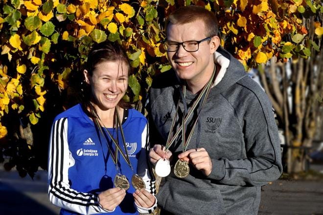 Seinäjoen Seudun Urheilijoiden Noora Koposella ja Tuomo Ringmanilla oli hymy herkässä, kun tuomisina oli kolme kultaa ja yksi hopea Andorrassa pidetyistä Jocs Special Olympics -kilpailuista. KUVA: JOUKO HÄNNINEN