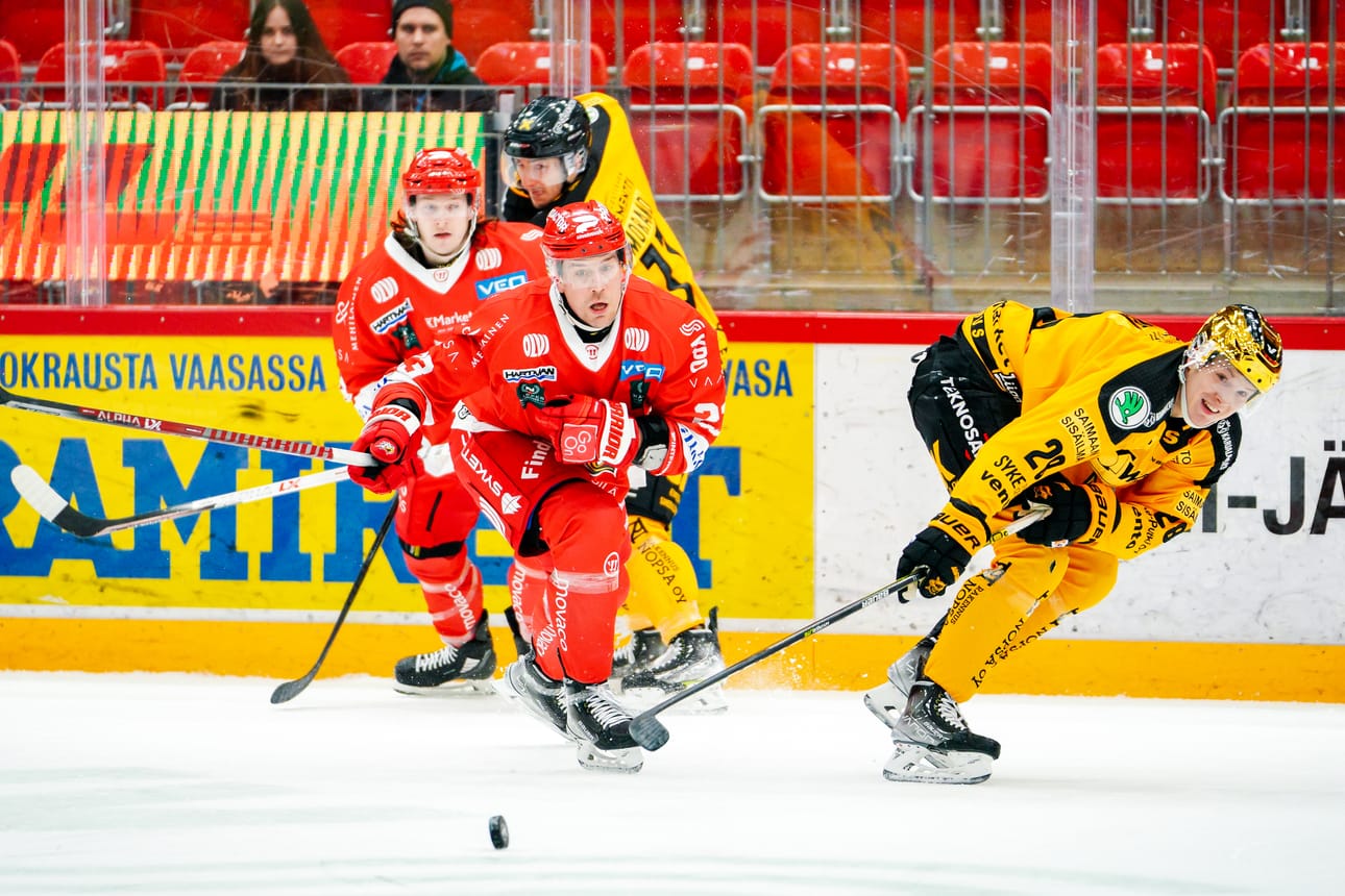 Sentteri Turo Asplund palasi Sportin pelaavaan kokoonpanoon keskiviikon SaiPa-ottelussa. Oikealla Asplundia koukkii SaiPan kultakypärä Ville Meskanen.