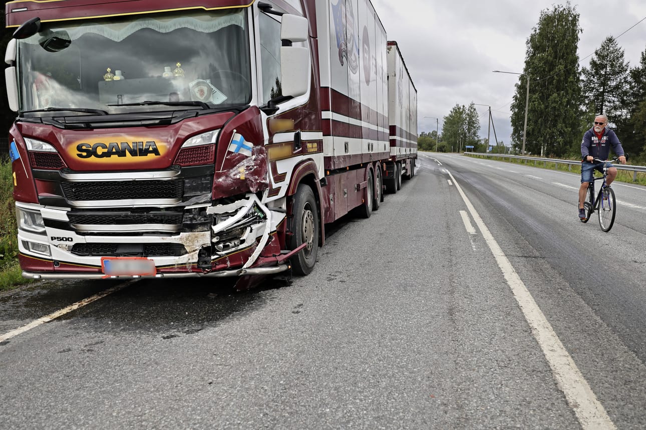 Henkilöauto ajoi Alajoentien suunnasta ja rekka Vaasan suunnasta.