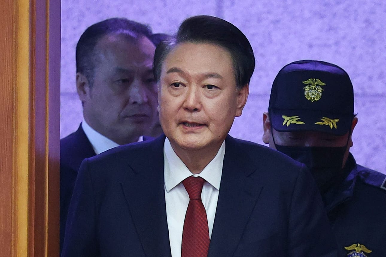 Virkasyytteeseen asetettu presidentti Yoon Suk-yeol saapui oikeudenkäyntiin Etelä-Korean pääkaupungissa Soulissa tiistaina. LEHTIKUVA/AFP