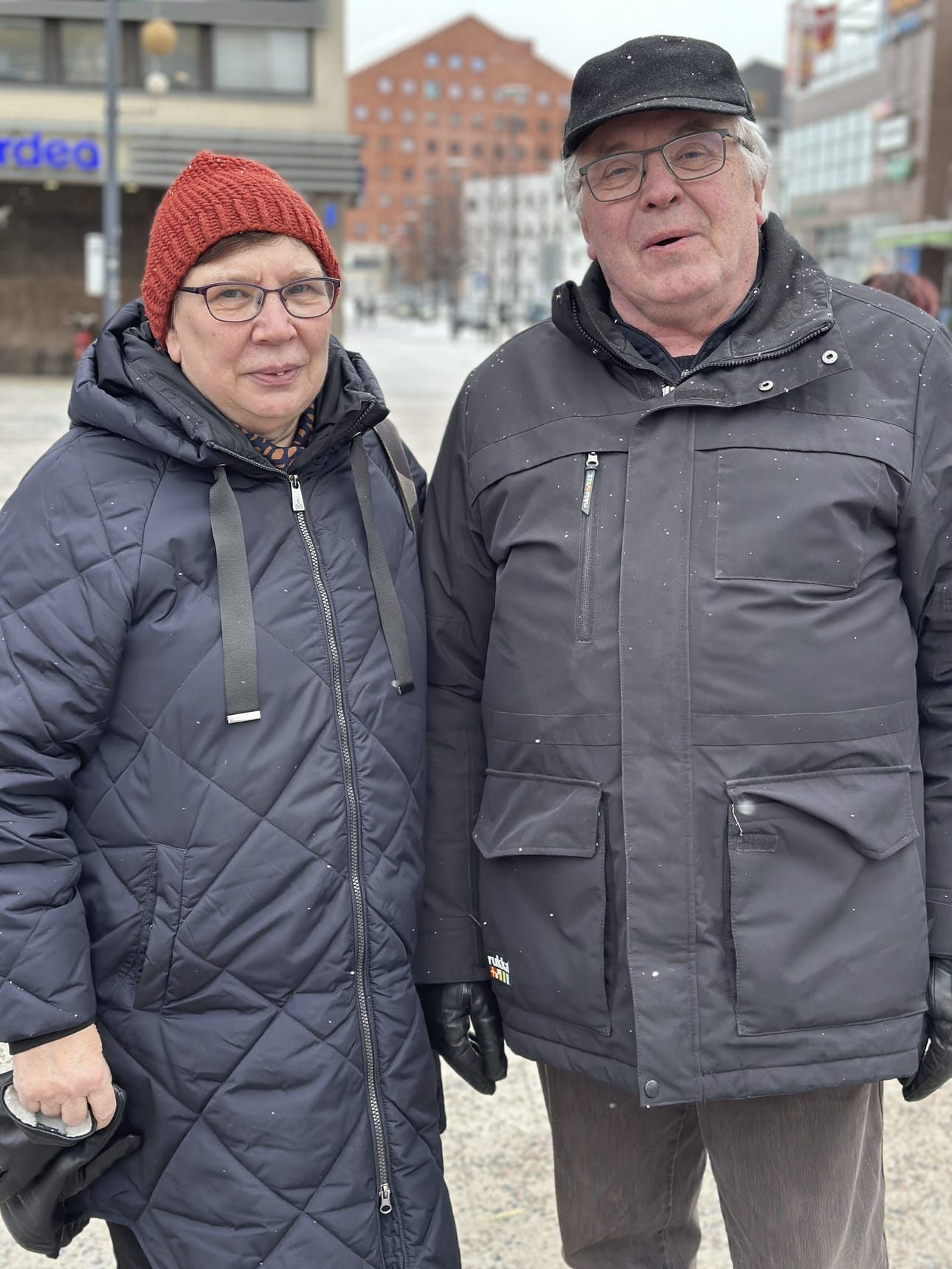 – Hyvä ystävä on luotettava. Kun tavataan, niin jatketaan juttua siitä, mihin viimeksi jäätiin, Sirpa Koskiniemi sanoo. – Luotettava tietenkin ja sellainen, joka on kiinnostunut kuulemaan myös sinun asioistasi, Tapani Koskiniemi lisää.