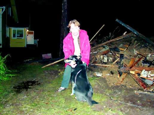 Pelastajat. Sekarotuinen Jeppe-koira herätti emäntänsä Teija Huttusen havahduttuaan naapurissa riehuvaan tulipaloon.