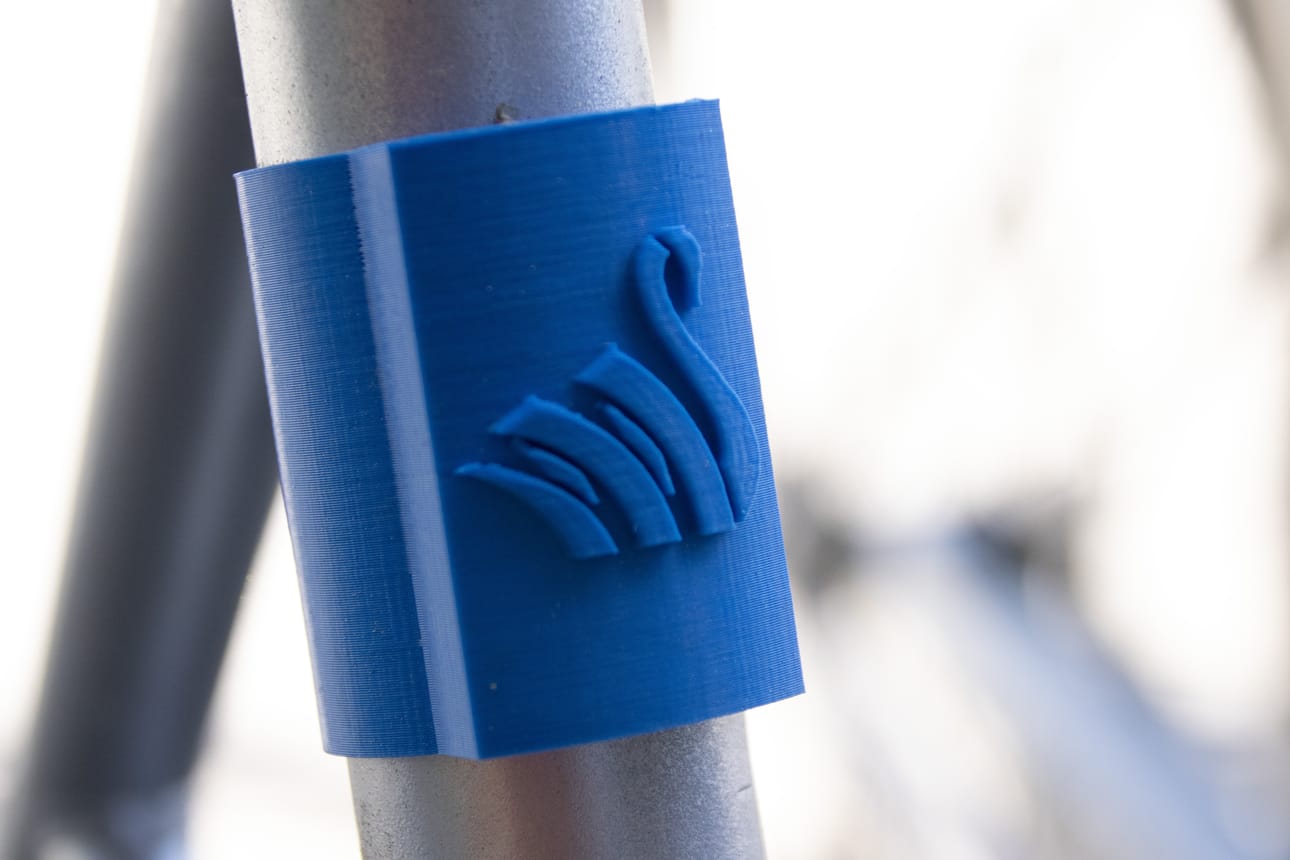 Pyöriä koristavat 3D-tulosteena tehdyt Siikalatvan kunnan logot.