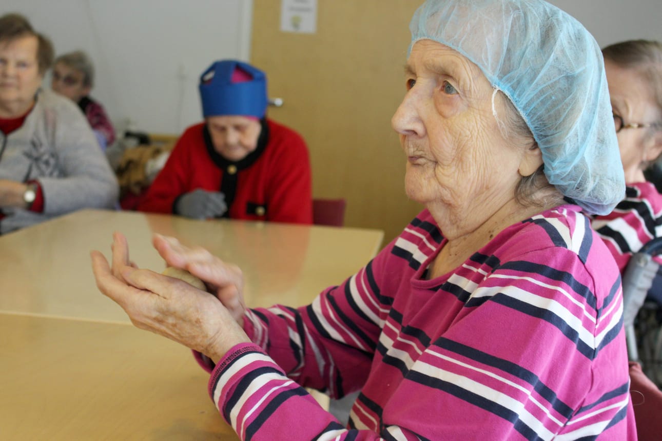 Mäkelänrinteellä leivottiin ystävänpäivän kunniaksi pullaa. Irja Heikkilä innostui leipomisesta niin, että tuumi taikinan loppuneen kesken.