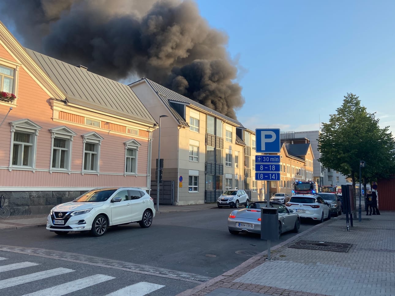 Tulipalo nosti taivaalle sankan mustan savupatsaan.