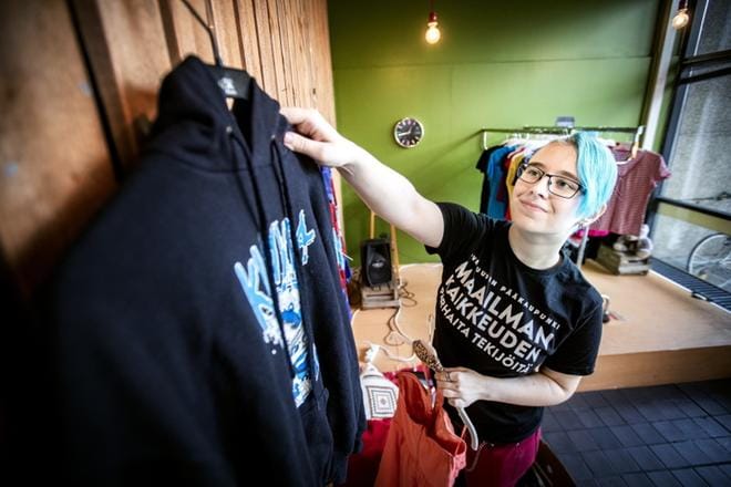 Vaatevaihdon päätuottaja Noora Paasivirta järjestelee JOJO:n nuorisotiloihin avautuvaa pop up -liikettä ensi viikkoa varten. KUVAT: MAIJA SAANIO
