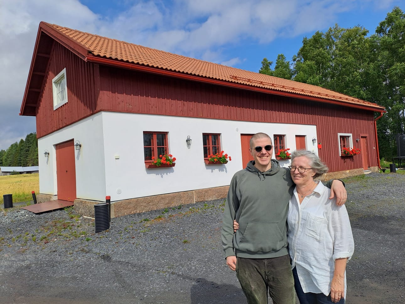 Marja Seppänen ja hänen poikansa Joona Seppänen avasivat mehuaseman kodin ulkorakennukseen.
