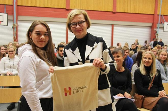 Härmän lukion kakkosluokkalainen Maritta Kuznetsova luovutti Paula Risikolle koulun kassin. KUVAT: MIA KÄRKKÄINEN