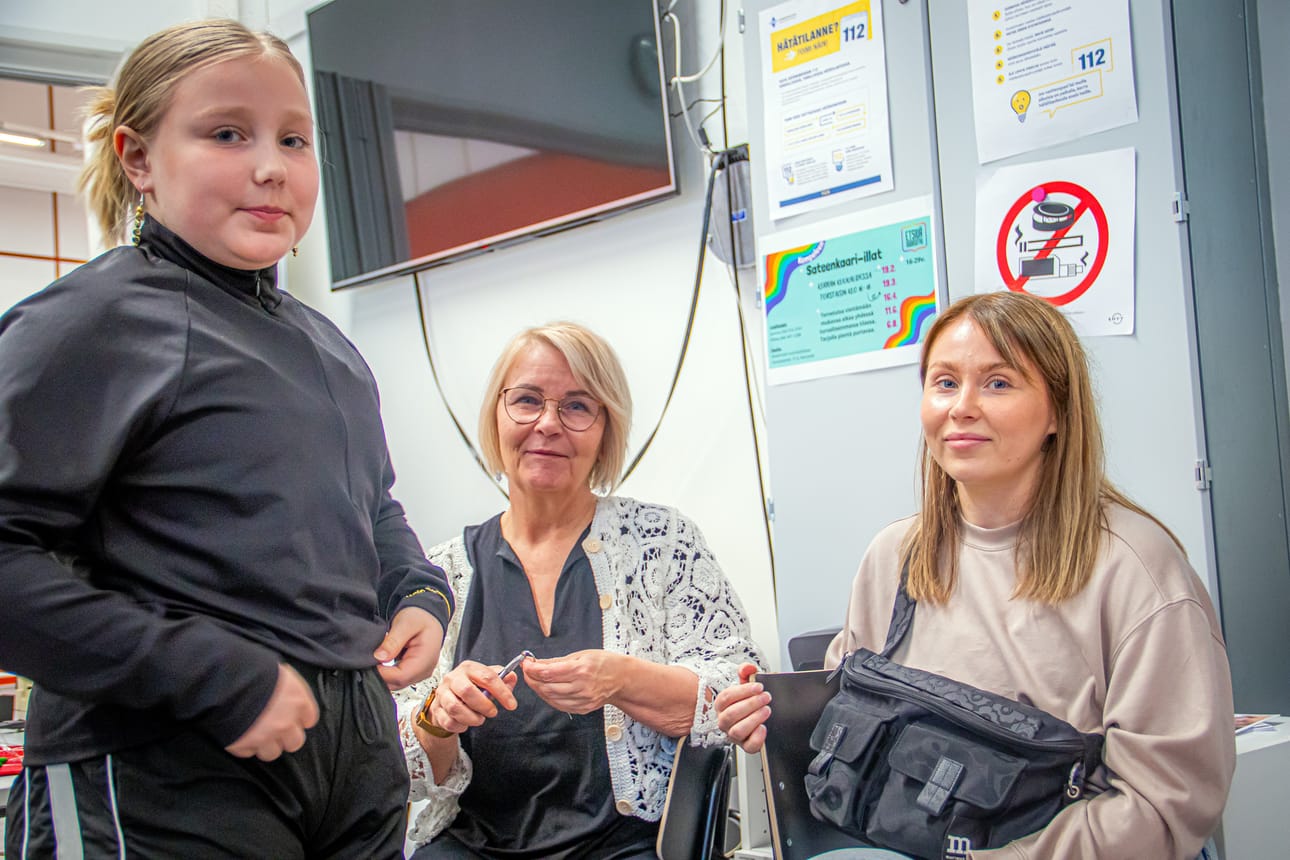 Mummojen, äitien ja tyttärien yhteinen tapahtuma on tälle kolmikolle mukava henkireikä. Ilona Haapala, Merja Stenroth ja Anni Pellikka.