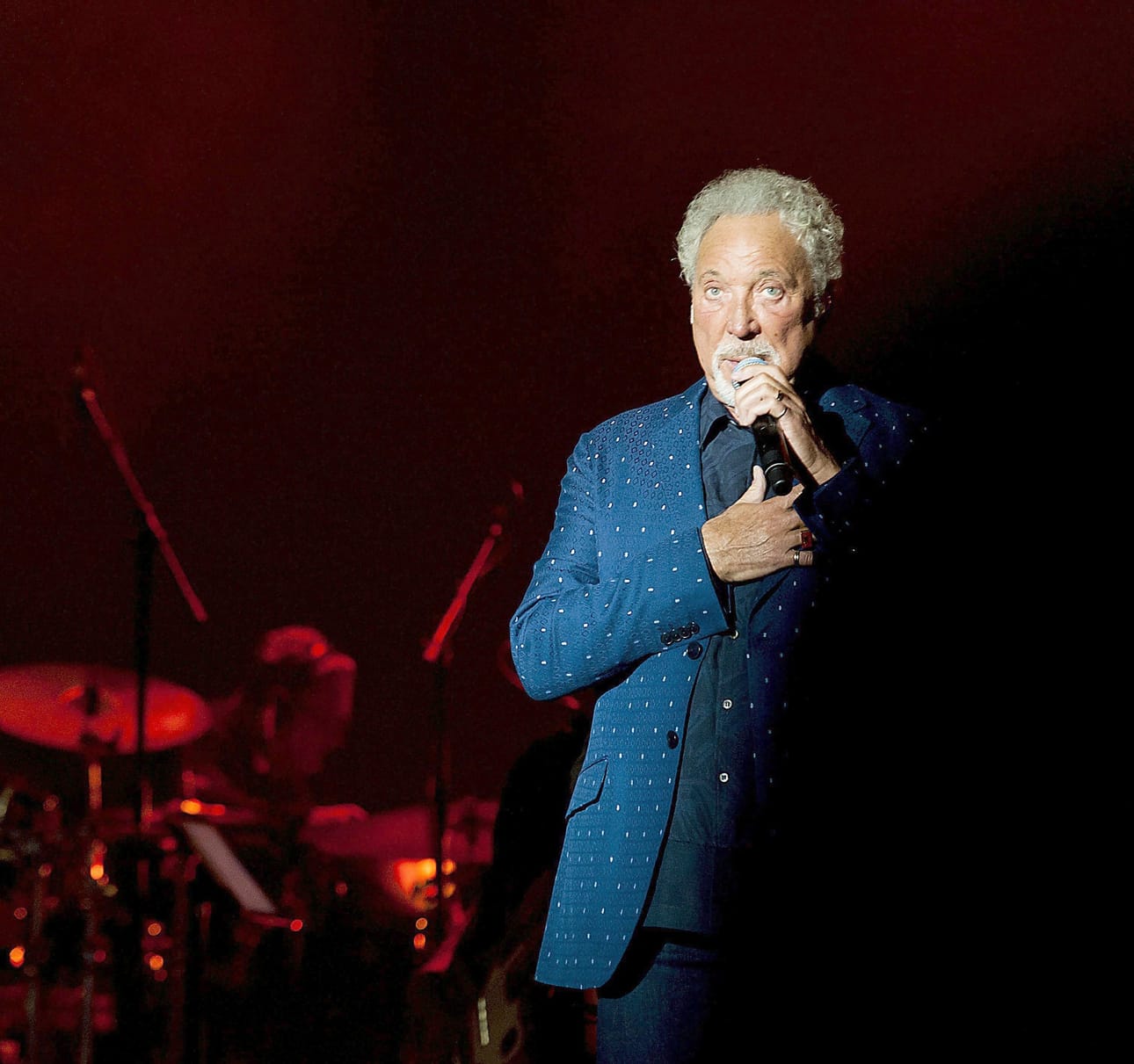 Walesin tiikerissä on tänään harmaat raidat. Sir Tom Jones malttoi lopettaa hiustensa värjäämisen kymmenen vuotta sitten.