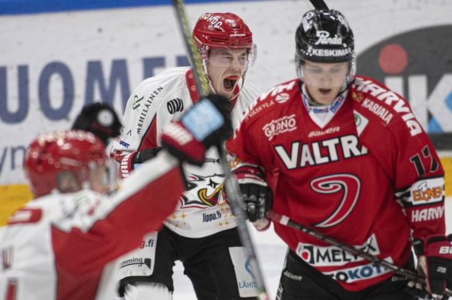 Näin riemukkaasti tuuletti JYP-voittoa mm. Sportin Jesse Paukku. Kuvassa myös JYP:n Samuli Ratinen. Kuva: Agata Anttonen / Keskisuomalainen