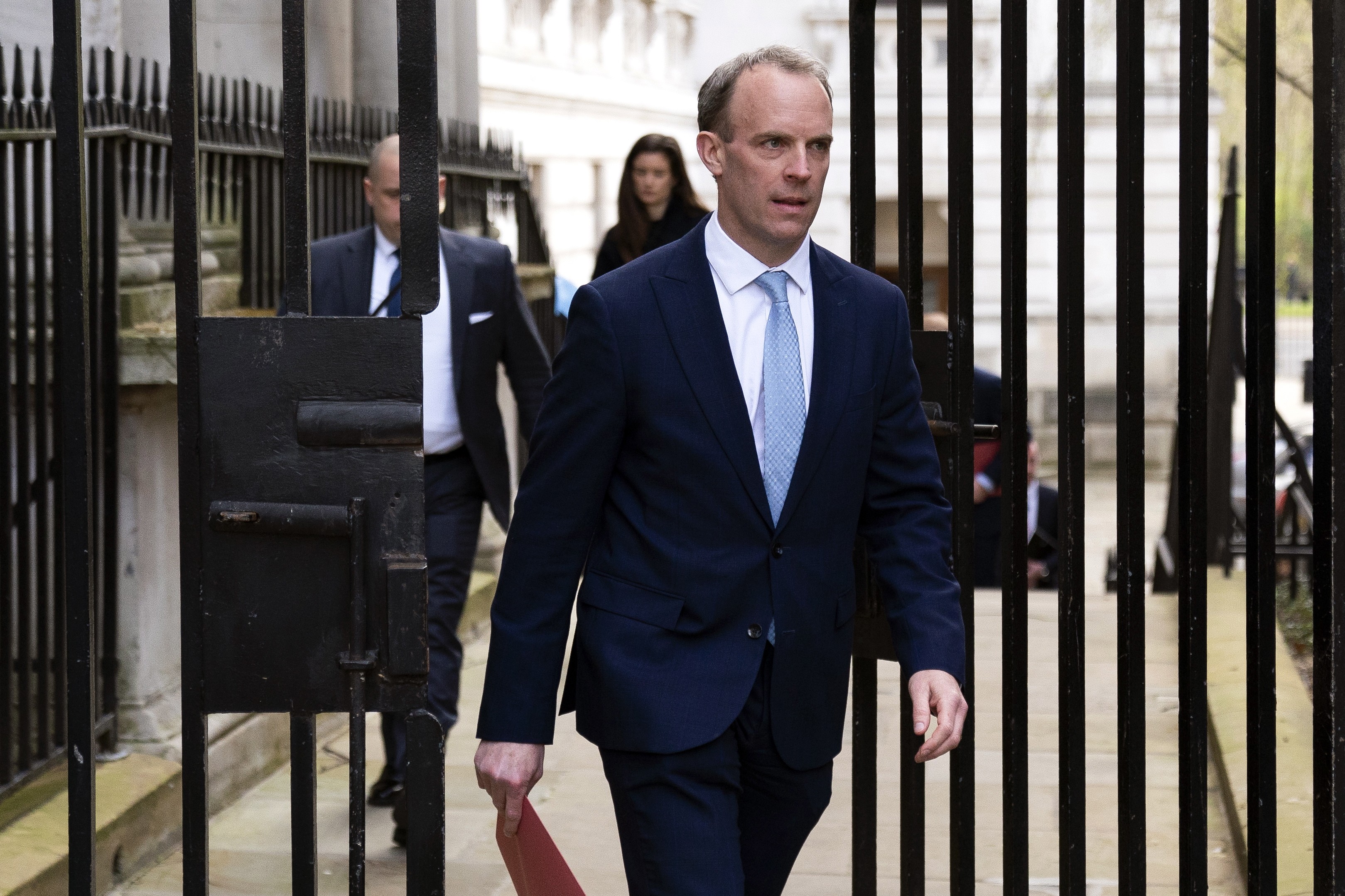 Britannian ulkoministeri Dominic Raab tuuraa pääministeri Boris Johnsonia tämän sairastaessa.