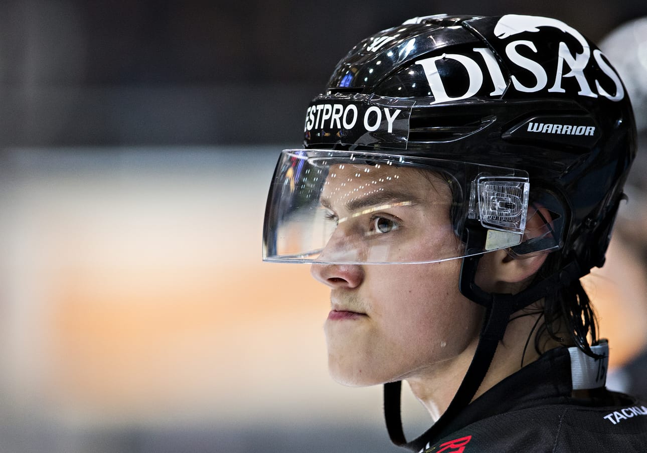 Oulusta ja Kärpistä lähtöisin oleva Sebastian Aho näytti osaamistaan rangaistuslaukauksissa. Arkistokuva.