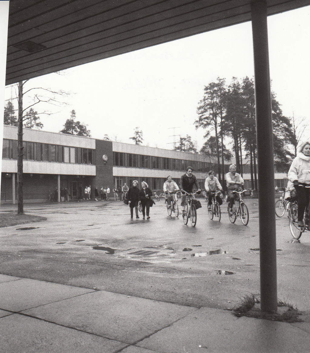Moni pyöräilee Oulussa kouluun. Lassinkallion koulun pihanmaa lokakuussa 1985.