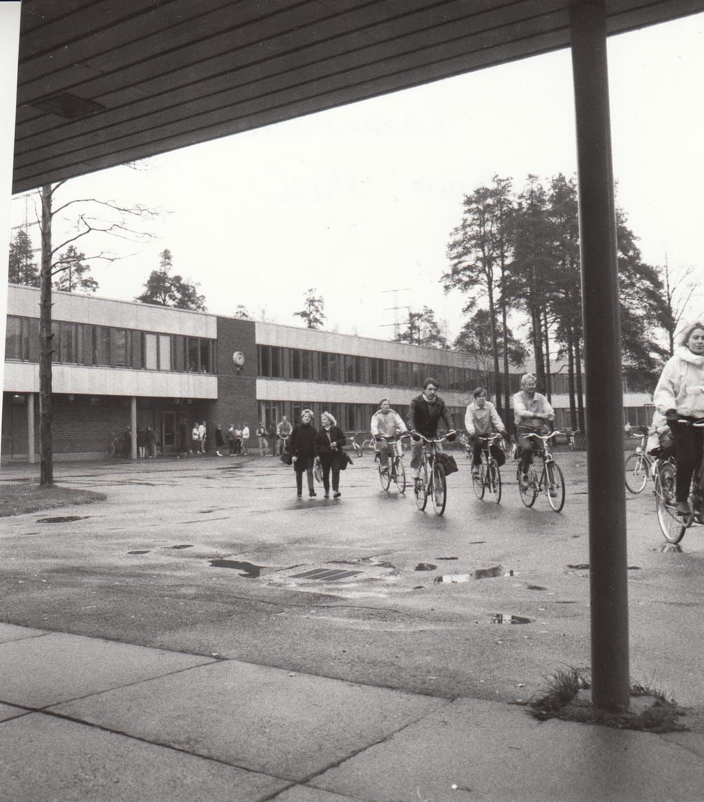 Moni pyöräilee Oulussa kouluun. Lassinkallion koulun pihanmaa lokakuussa 1985.