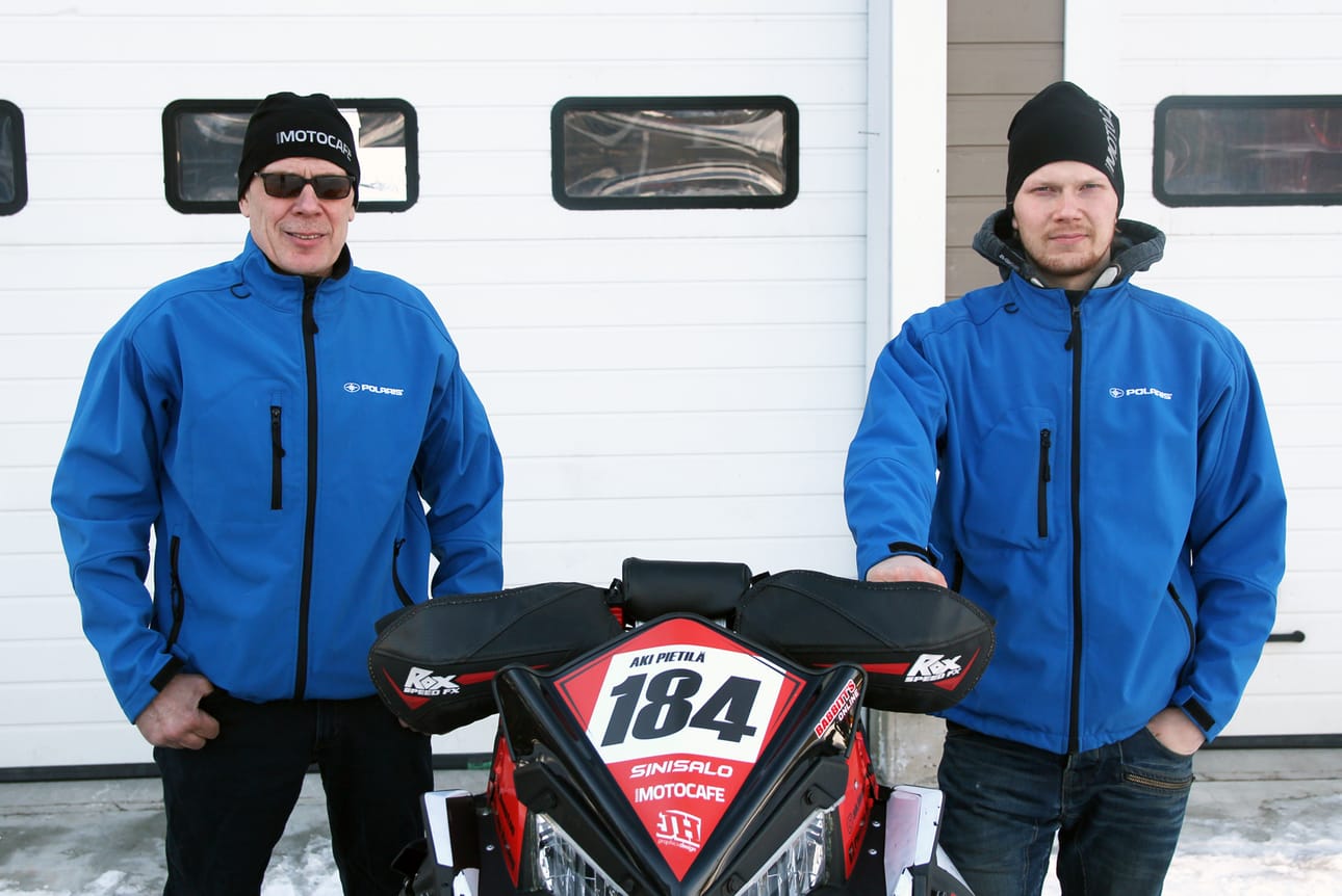 Isä ja poika jakavat yhteisen harrastuksen, tai pikemminkin elämäntavan. Isä kisaa endurossa ja poika snowcrossissa.