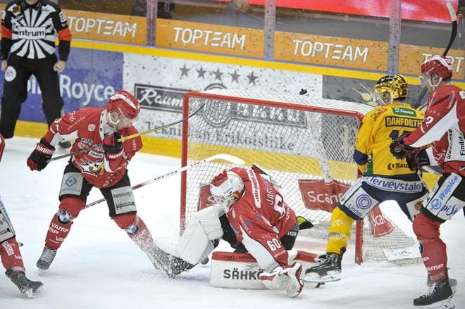 Mika Järvinen torjui Sportin maalilla peräti 44 kertaa. KUVA: JUHA SINISALO