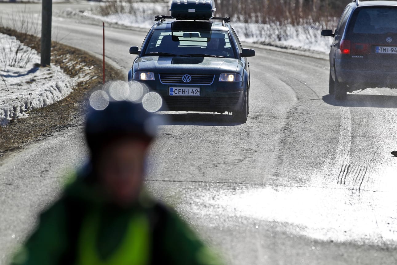 Nyt tai ei koskaan? Kaksi hallituspuoluetta edustavaa raahelaista kansanedustajaa esittää määrärahaa Jokelankyläntien kevyenliikenteenväylään.