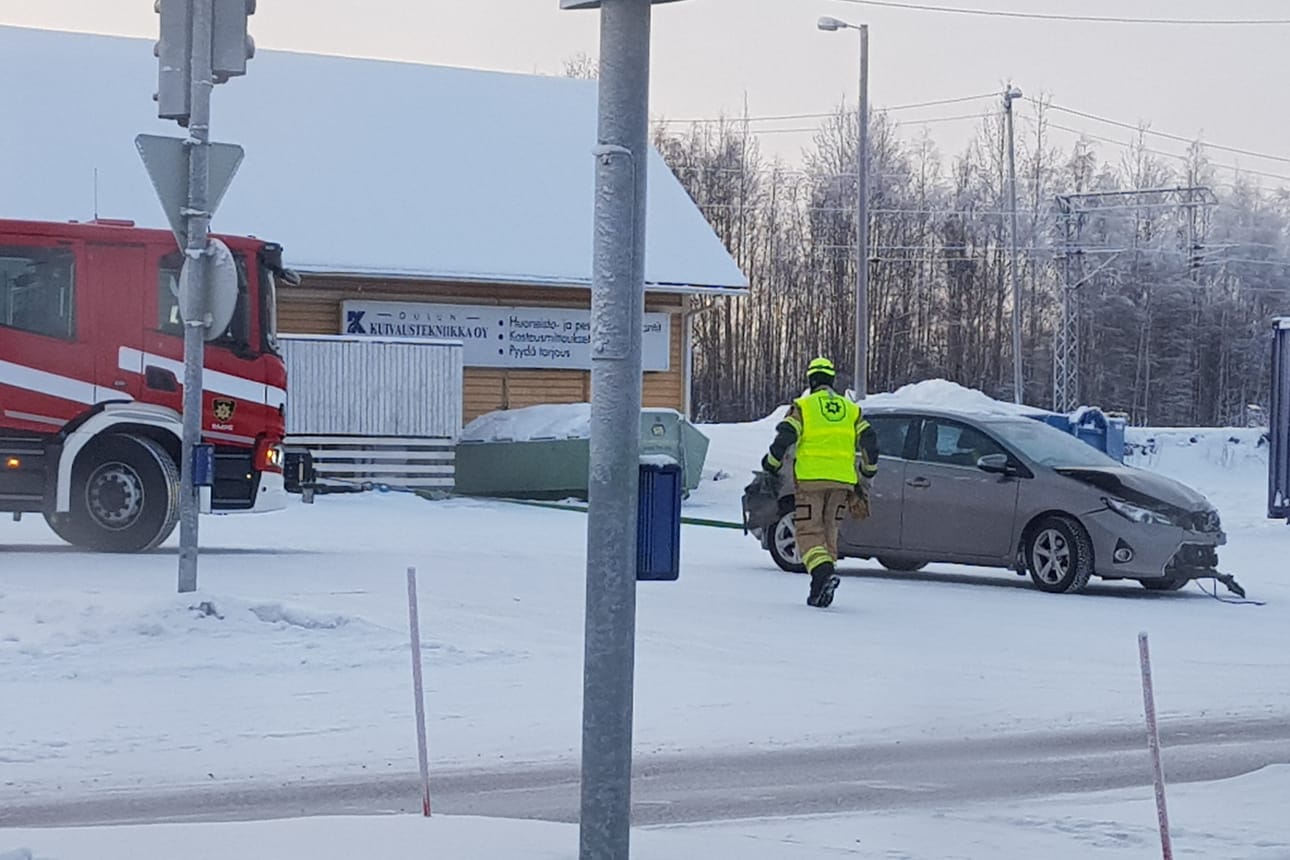 Paloauto hinasi pahoin vaurioituneen henkilöauton pois risteyksestä.