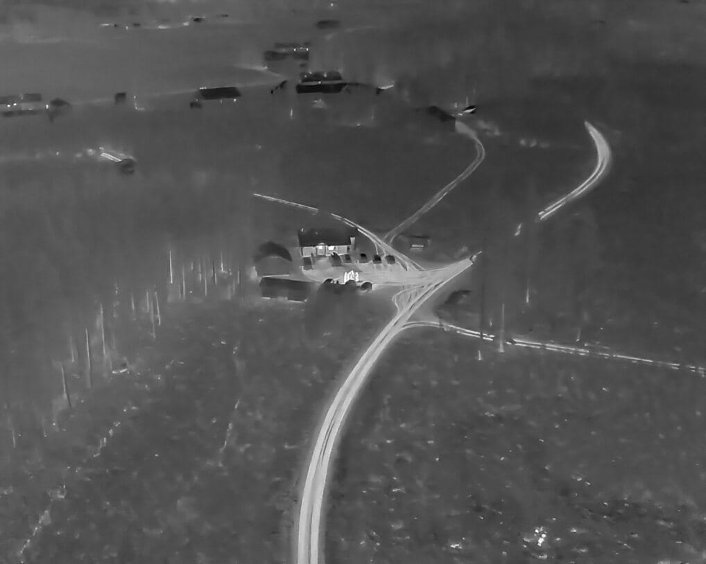 Drone pystyy välittämään tärkeää kuva-informaatiota myös hämärässä.