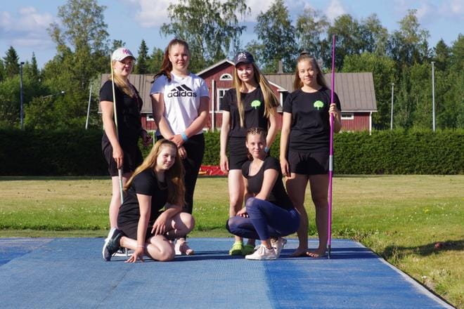 Kuvassa Lehtimäen jyskeen yleisurheilukoulun ohjaajia: Saga Kurunmäki (vas.ylh.), Olivia Vainionpää, Riina Autio, Silja Kurunmäki (vas. alh.) ja Roosa Latva-Laturi. Kuvassa myös yu-nuorisopäällikkö Hanna Taipalus (oik. ylh.). Kuvat: Teemu Niemelä