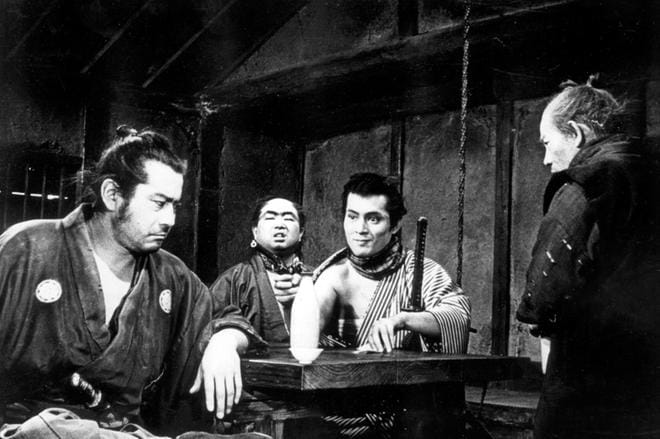 Akira Kurosawan samurai-klassikko on jo lähes 60-vuotias. Yojimbossa isännätön samurai (Toshiro Mifune, vasemmalla) alkaa usuttaa kylän kilpailevia sotaherroja toisiaan vastaan. KUVA: Yle Kuvapalvelu