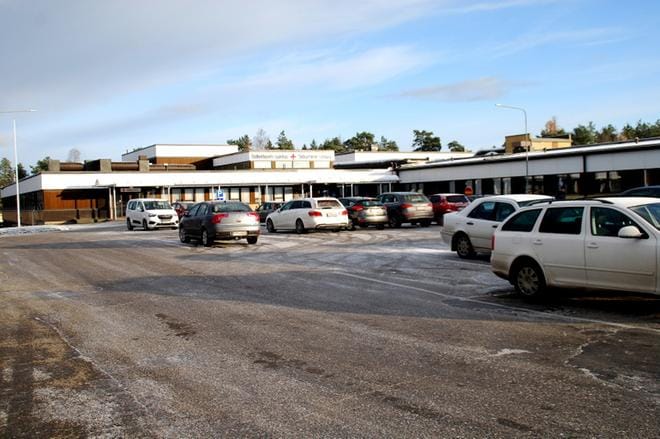 Selkämeren sairaalan ja terveyskeskuksen pysäköintitilat täyttyvät asiakkaista päivittäin. Palveluiden osittaisella ulkoistamisella halutaan taata niiiden säilyminen Sairaalanmäellä, vaikka uudistusten myötä keskittymistä maakunnan terveyspalveluissa tapahtuisikin. KUVA: OLLI PURSIAINEN