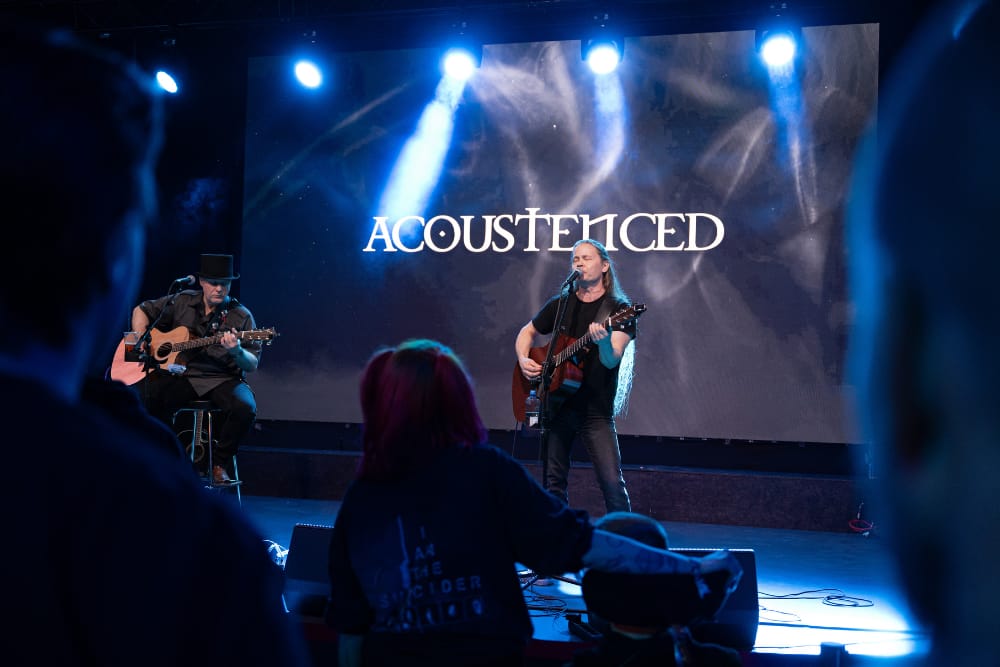 Acoustencedin Janne Heinonen ja Make Pöyhönen tulkitsevat Sentencedin musiikkia akustisesti.