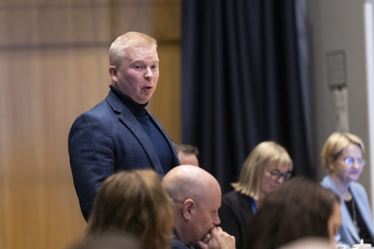 Tapani Ervasti on kuvassa keskustelutilaisuudessa, jonka työministeri Matias Marttinen järjesti Muhoksella kolme viikkoa sitten datakeskusinvestoinnin vuoksi.