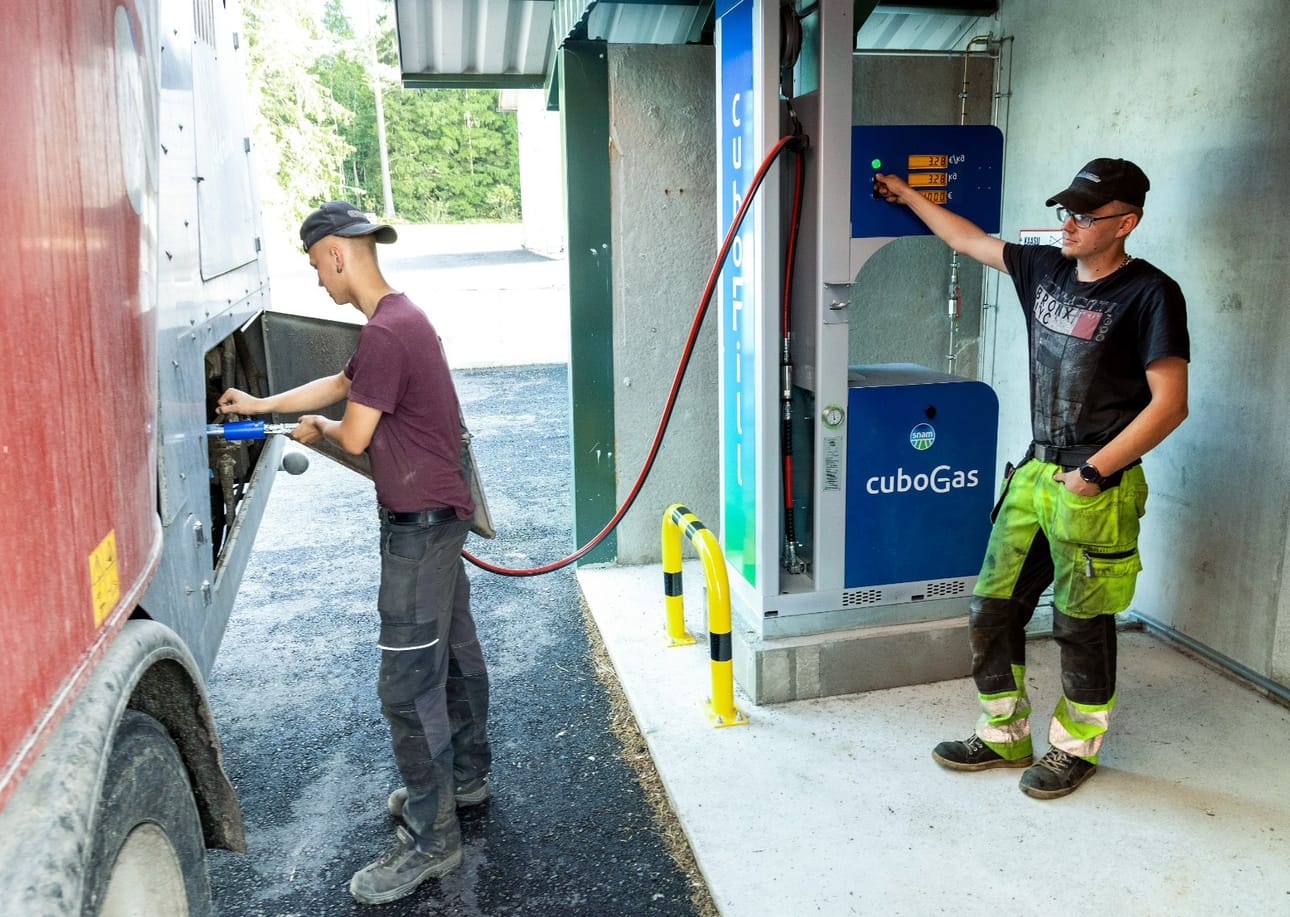 Kurikassa biokaasua saa jo nykyään tankattua esimerkiksi Jalasjärvellä Viinamäen Farmilla, jossa on tilan yhteydessä oleva biokaasulaitos. Kuvassa työntekijät Miska Luhta ja Juha Rajalakso.