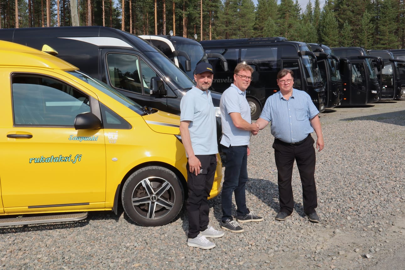 Rukan Taksi ja Huoltopalvelu Oy:n Kimmo (vasemmalla) ja Keijo Saapunki sekä Rukatravelsin toimitusjohtaja Risto Rontti kertoivat perjantaisessa tiedotustilaisuudessa yritysten liiketoimintakaupasta.