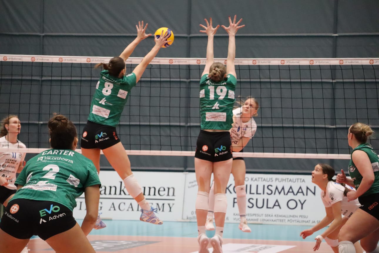 Bridgette Smith ja Nelly Kinnunen torjuivat JymyVolleyn Emma Katteluksen iskun.