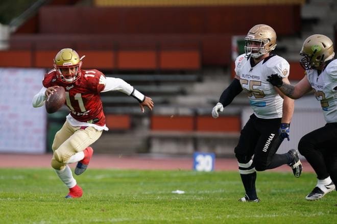 Royalsin Diondre Borel (vas.) karkasi Butchersin Jesse Vuoksenturjalta ja Joonas Santalalta. KUVA: SAMPPA TOIVONEN