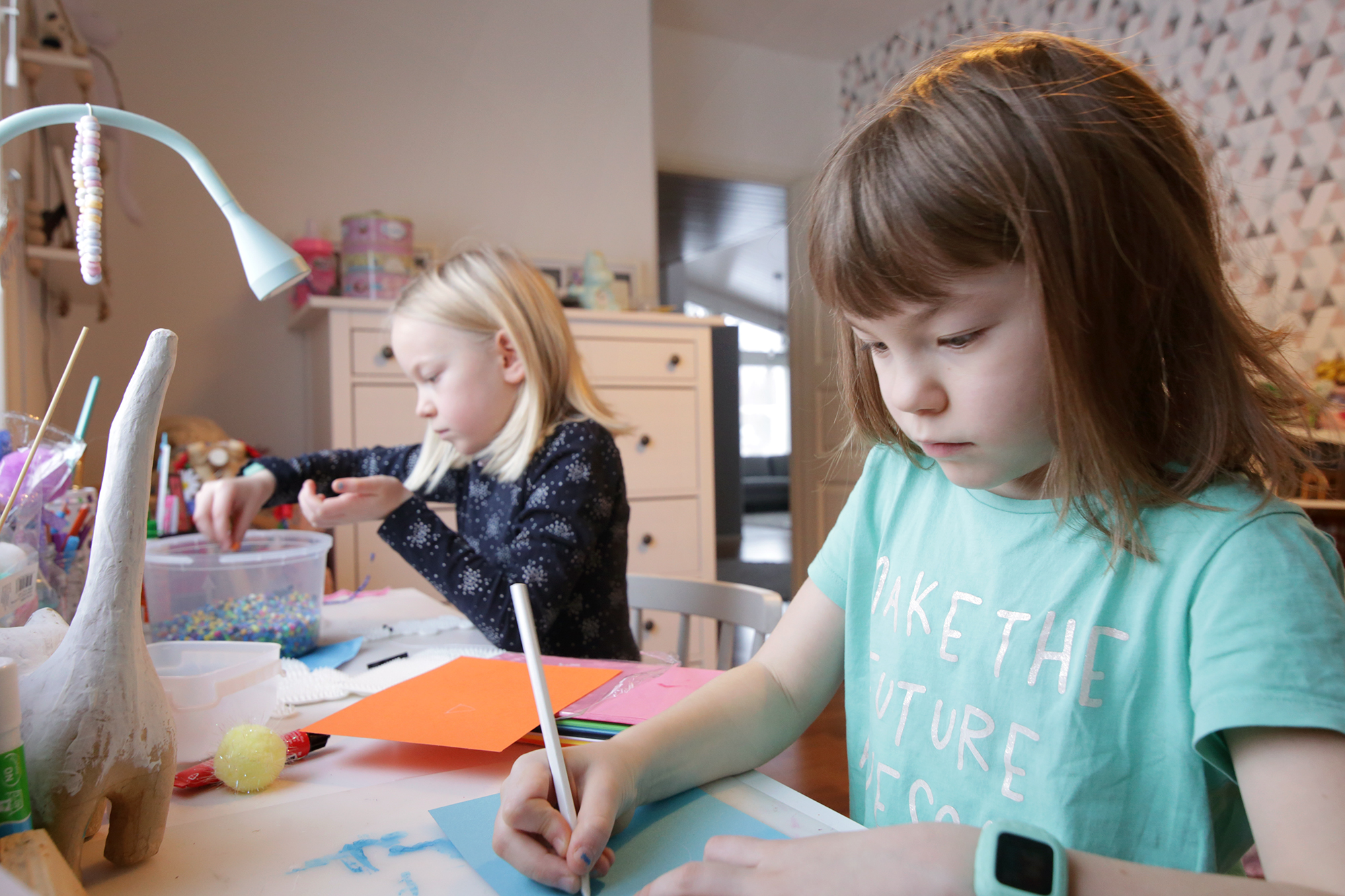 Haukiputaalaiset Ewa ja Olivia Watroba juhlivat tänään vietettävää Kaksosten päivää – "Mummu antaa silloin karkkia ja jätskiä!"