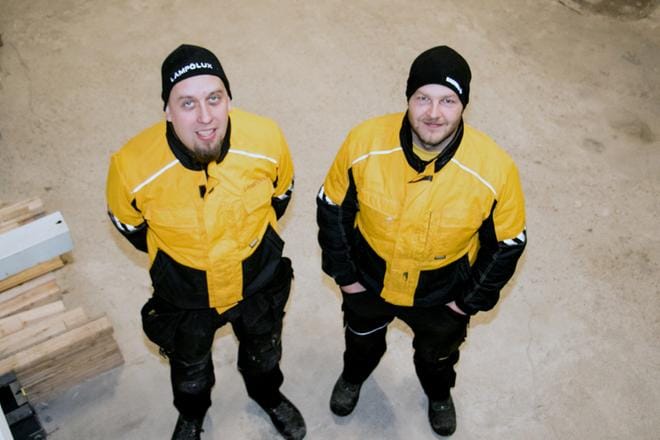 Marko Sahakoski (vasemmalla) ja Jani-Pekka Hannula perustivat viisi vuotta sitten Ranite-nmisen yrityksen, joka tekee ikkuna- ja oviasennuksia oululaiselle Lämpölux-yhtiölle. Töitä on riittänyt ja tulevaisuus näyttää hyvältä. KUVAT: JORMA HAVULA