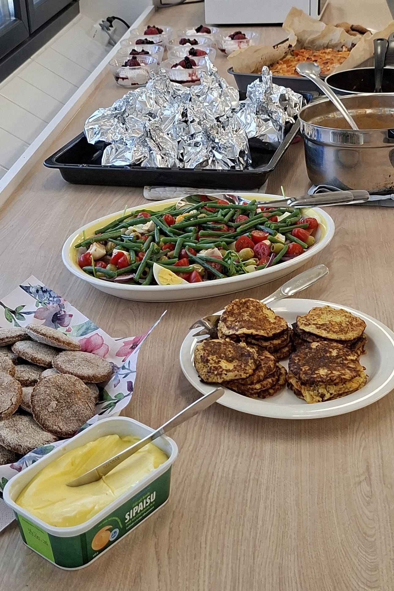 Kolmen ruokalajin herkullinen ateriakokonaisuus syntyi yhdessä kokaten.