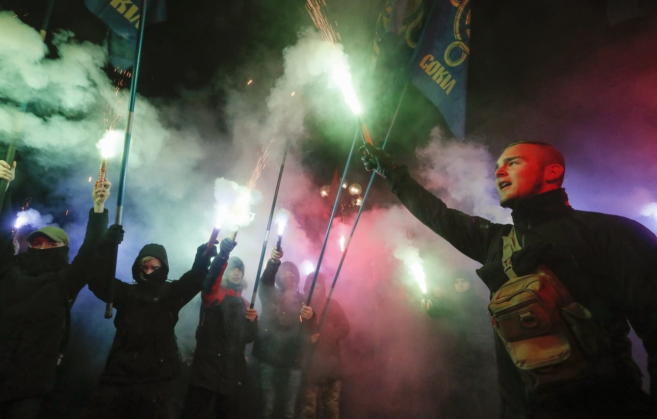 Ukrainan parlamentin edustalle kerääntyneet mielenosoittajat vaativat Ukrainaa katkaisemaan diplomaattisuhteet Venäjän kanssa ja kansallistamaan venäläisen omaisuuden Ukrainassa.