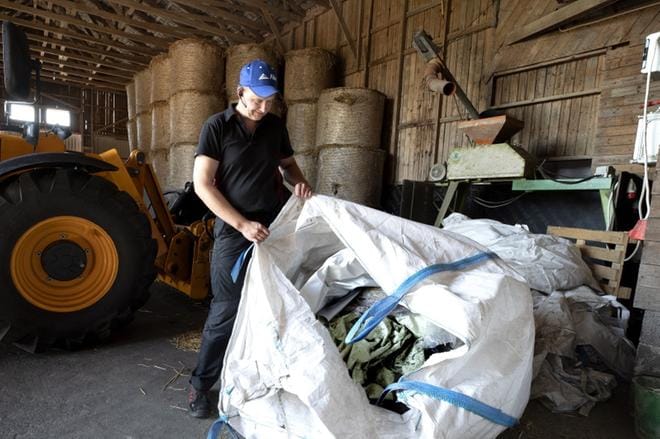 Maatalousyrittäjä Jaakko Kukkosen mukaan tilalta tulee maatalousmuovijätettä noin 1 000–2 000 kiloa vuodessa. Muovijätteitä säilytetään hallissa, jotta ne eivät kastuisi ja keräisi lisäpainoa. Kukkonen kuljettaa muovit 2–3 kertaa vuodessa lähellä sijaitsevalle Lakeuden Etapille. – On aina mukava, kun saa muovijätteet pois silmistä, hän sanoo. Apulantasäkkejä hän vie 4H:n keräykseen.KUVAT: JOUKO HÄNNINEN