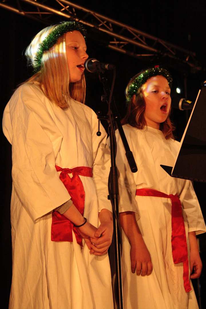 Sara Luoto ja Pihla Raitanen lauloivat Lucia-kuorossa.