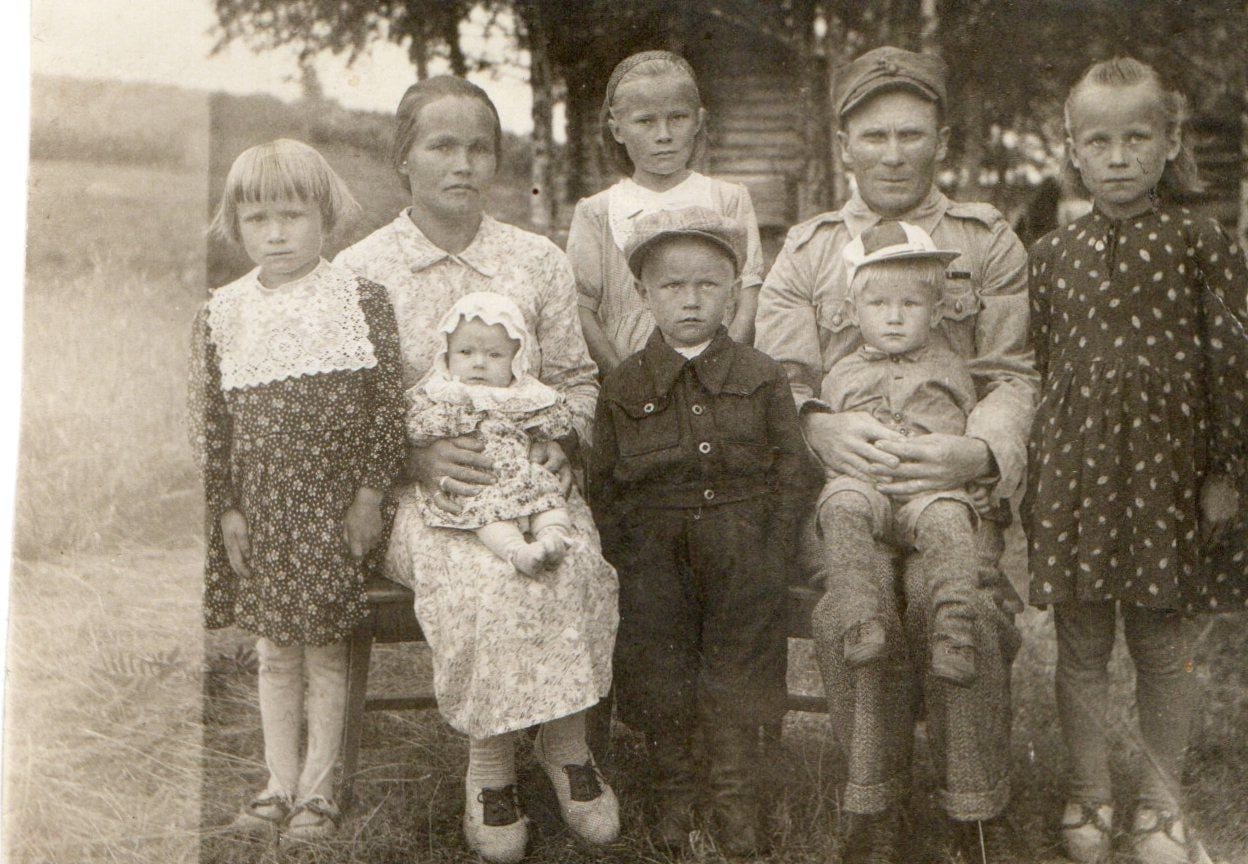 Kuusamolainen evakkoperhe Haapavedellä.