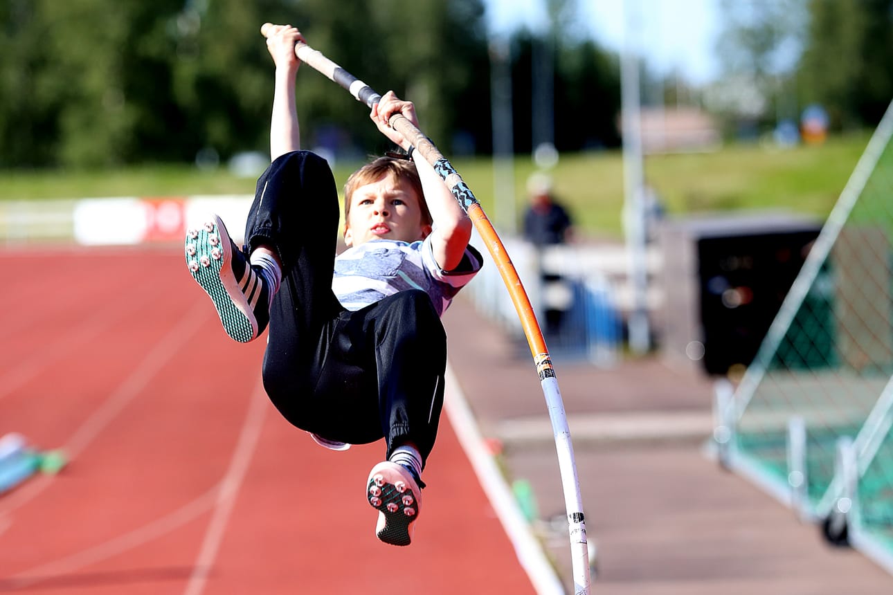 Raahen Vesan Matias Tornberg oli yksi ikäluokkansa kärkituloksen omistaja, joka taivutti seivästä Koivuluodon kentällä.