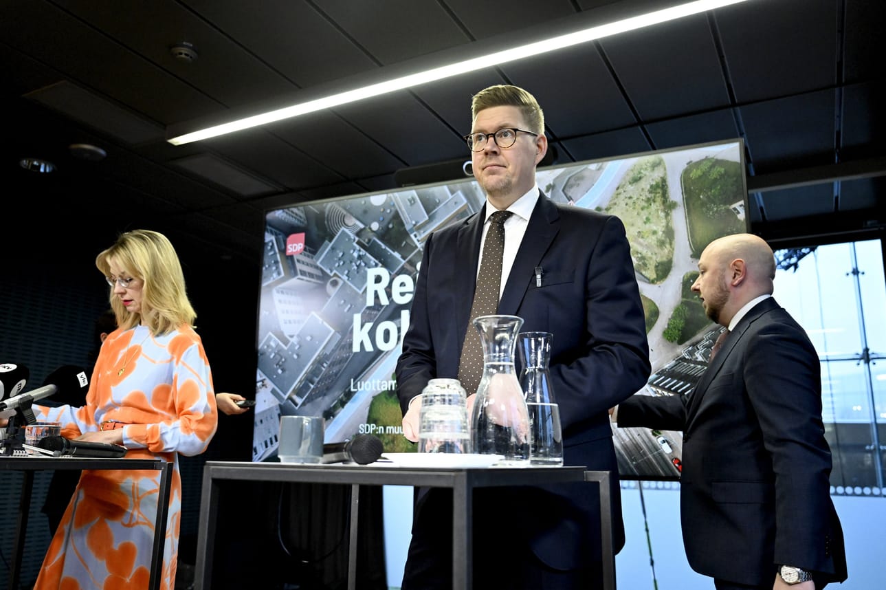 SDP tilaa Työterveyslaitokselta selvityksen puolueessa ilmenneen häirinnän ja epäasiallisen kohtelun vuoksi. Kuvassa eduskuntaryhmän puheenjohtaja Tytti Tuppurainen ja puheenjohtaja Antti Lindtman.