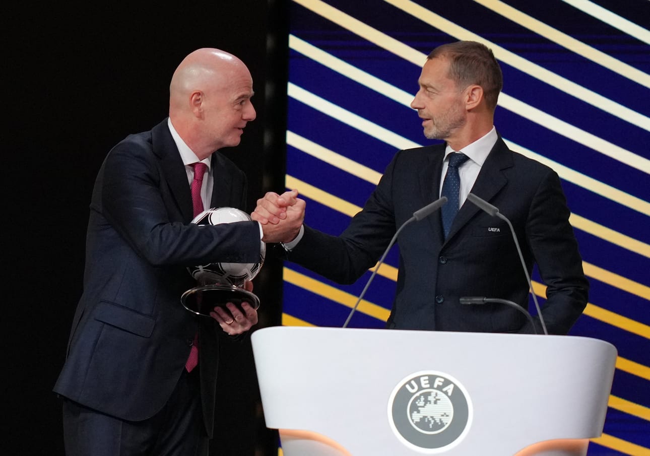 Euroopan jalkapalloliitto Uefa tuomitsi Fifan suunnitelman tiukkasanaisesti. Kuvassa Fifan puheenjohtaja Gianni Infantino (vas.) ja Uefan puheenjohtaja Aleksander Ceferin helmikuussa.